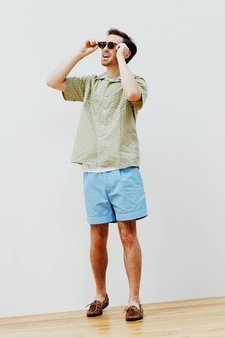 grünes bedrucktes Kurzarmhemd, weißes T-Shirt mit einem Rundhalsausschnitt, hellblaue Shorts, braune Leder Slipper für Herren