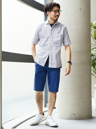 Blaue Shorts kombinieren – 804+ Herren Outfits: Entscheiden Sie sich für ein dunkelblaues und weißes Kurzarmhemd mit Vichy-Muster und blauen Shorts für einen bequemen Alltags-Look. Weiße und schwarze Leder niedrige Sneakers fügen sich nahtlos in einer Vielzahl von Outfits ein.