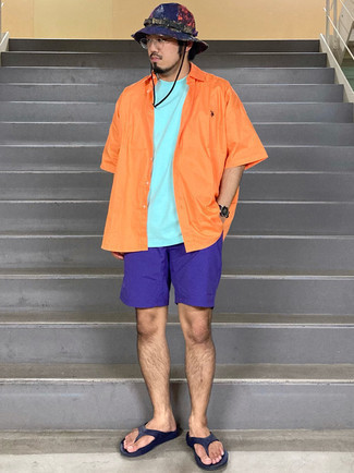 Orange Kurzarmhemd kombinieren – 203 Herren Outfits: Vereinigen Sie ein orange Kurzarmhemd mit violetten Sportshorts für einen entspannten Wochenend-Look. Fühlen Sie sich ideenreich? Vervollständigen Sie Ihr Outfit mit dunkelblauen Gummi Zehensandalen.