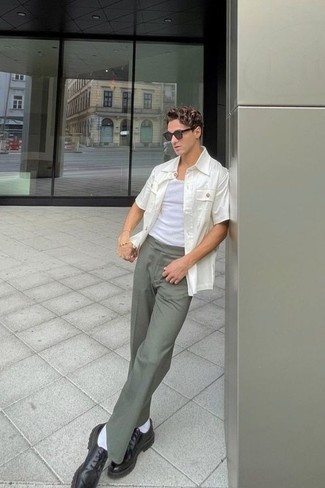 Weißes Kurzarmhemd kombinieren – 500+ Herren Outfits: Arbeitsreiche Tage verlangen nach einem einfachen, aber dennoch stylischen Outfit, wie zum Beispiel ein weißes Kurzarmhemd und eine olivgrüne Chinohose. Fühlen Sie sich mutig? Entscheiden Sie sich für schwarzen klobigen Leder Derby Schuhe.