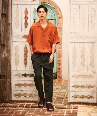 Braune Ledersandalen kombinieren – 217 Herren Outfits: Erwägen Sie das Tragen von einem orange Kurzarmhemd und einer dunkelgrauen Chinohose für ein großartiges Wochenend-Outfit. Fühlen Sie sich mutig? Vervollständigen Sie Ihr Outfit mit braunen Ledersandalen.