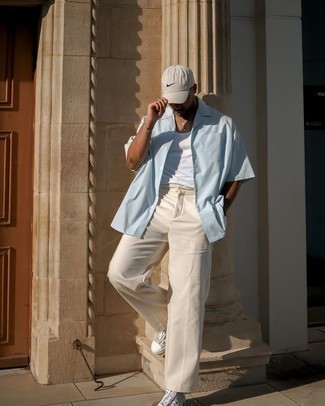 hellblaues Kurzarmhemd, weißes Trägershirt, hellbeige Chinohose, graue bedruckte hohe Sneakers aus Segeltuch für Herren