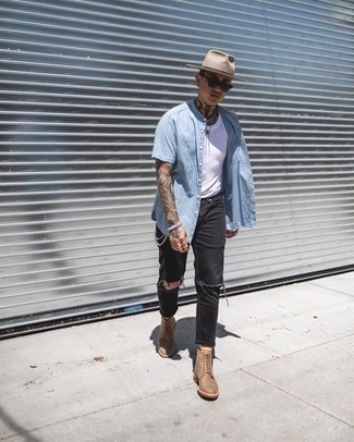 Schwarze Jeans mit Destroyed-Effekten kombinieren – 500+ Herren Outfits: Vereinigen Sie ein hellblaues Chambray Kurzarmhemd mit schwarzen Jeans mit Destroyed-Effekten für einen entspannten Wochenend-Look. Fühlen Sie sich ideenreich? Ergänzen Sie Ihr Outfit mit einer braunen Lederfreizeitstiefeln.