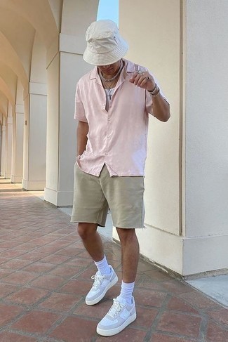 20 Jährige: Weiße Leder niedrige Sneakers kombinieren – 147 Lässige Sommer Herren Outfits: Tragen Sie ein rosa Kurzarmhemd und hellbeige Sportshorts für einen entspannten Wochenend-Look. Fühlen Sie sich ideenreich? Entscheiden Sie sich für weißen Leder niedrige Sneakers. Schon haben wir ein schöner Look im Sommer.