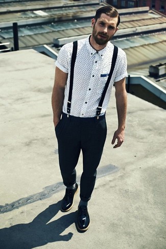 Hosenträger kombinieren – 129 Smart-Casual Herren Outfits: Ein weißes gepunktetes Kurzarmhemd und ein Hosenträger sind eine ideale Outfit-Formel für Ihre Sammlung. Fühlen Sie sich ideenreich? Entscheiden Sie sich für schwarzen Leder Derby Schuhe.