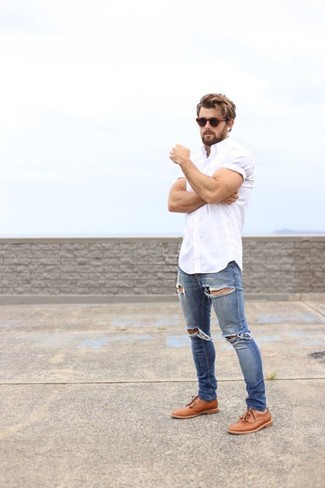 Blaue enge Jeans mit Destroyed-Effekten kombinieren – 385 Herren Outfits: Erwägen Sie das Tragen von einem weißen Kurzarmhemd und blauen engen Jeans mit Destroyed-Effekten für einen entspannten Wochenend-Look. Rotbraune Leder Derby Schuhe bringen Eleganz zu einem ansonsten schlichten Look.