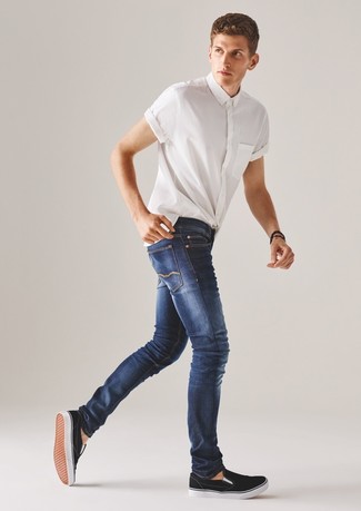weißes Kurzarmhemd, blaue enge Jeans, schwarze Slip-On Sneakers, schwarzes Armband für Herren
