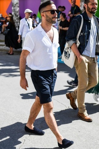 30 Jährige: Wie Slipper mit Kurzarmhemdes zu kombinieren – 8 Smart-Casual Herren Outfits heiß Wetter: Kombinieren Sie ein Kurzarmhemd mit dunkelblauen Shorts, um mühelos alles zu meistern, was auch immer der Tag bringen mag. Ergänzen Sie Ihr Outfit mit Slippern, um Ihr Modebewusstsein zu zeigen.