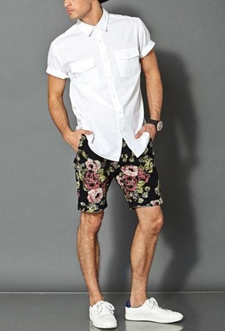 Shorts mit Blumenmuster kombinieren – 43 Herren Outfits: Paaren Sie ein weißes Kurzarmhemd mit Shorts mit Blumenmuster für ein Alltagsoutfit, das Charakter und Persönlichkeit ausstrahlt. Weiße Leinenschuhe sind eine großartige Wahl, um dieses Outfit zu vervollständigen.