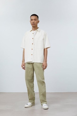 Weißes Kurzarmhemd kombinieren – 500+ Herren Outfits: Kombinieren Sie ein weißes Kurzarmhemd mit einer olivgrünen Chinohose für einen bequemen Alltags-Look. Weiße Segeltuch niedrige Sneakers sind eine großartige Wahl, um dieses Outfit zu vervollständigen.
