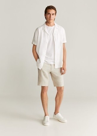 weißes Kurzarmhemd, weißes T-Shirt mit einem Rundhalsausschnitt, hellbeige Shorts, weiße Segeltuch niedrige Sneakers für Herren