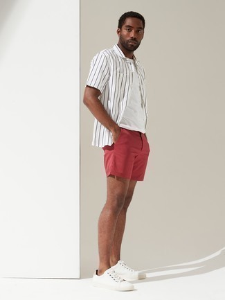 Rote Shorts kombinieren – 87 Herren Outfits: Arbeitsreiche Tage verlangen nach einem einfachen, aber dennoch stylischen Outfit, wie zum Beispiel ein weißes und schwarzes vertikal gestreiftes Kurzarmhemd und rote Shorts. Dieses Outfit passt hervorragend zusammen mit weißen Segeltuch niedrigen Sneakers.