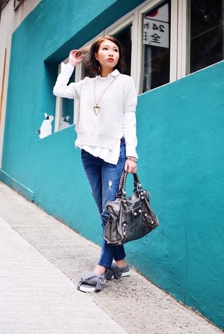 Welche Boyfriend Jeans mit weißen Kurzarmpullover zu tragen – 2 Frühling Damen Outfits: Probieren Sie diese Kombination aus einem weißen Kurzarmpullover und Boyfriend Jeans, um ein lockeres Alltags-Outfit zu kreieren. Ergänzen Sie Ihr Look mit grauen Slip-On Sneakers. Dieses Outfit ist perfekt für die Übergangszeit geeignet.