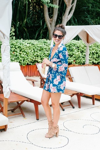 Beige Stroh Clutch kombinieren – 39 Damen Outfits: Um einen wunderbaren Freizeit-Look zu schaffen, probieren Sie die Kombination aus einem blauen kurzem Jumpsuit mit Blumenmuster und einer beige Stroh Clutch. Komplettieren Sie Ihr Outfit mit hellbeige Wildleder Sandaletten.