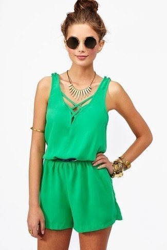 Mintgrünen Jumpsuit kombinieren – 14 Damen Outfits: Entscheiden Sie sich für einen mintgrünen Jumpsuit für einen schicken Freizeit-Look.