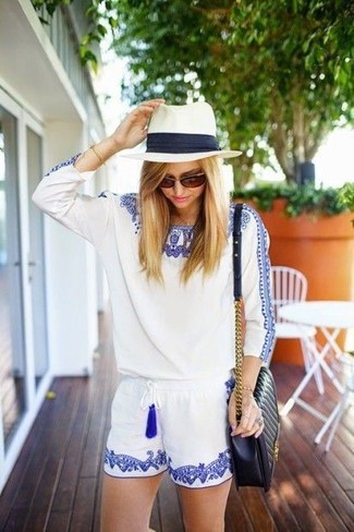 Weißen Hut kombinieren – 77 Damen Outfits: Mit dieser Kombination aus einem weißen und blauen bestickten kurzem Jumpsuit und einem weißen Hut werden Sie die optimale Balance zwischen legerem Trend-Look und modernem Schick schaffen.