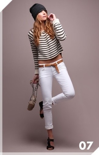 Weißen kurzen Pullover kombinieren – 71 Damen Outfits: Probieren Sie diese Kombi aus einem weißen kurzem Pullover und weißen engen Jeans, um eine gemütliche Atmosphäre zu erschaffen. Schwarze Keilsandaletten aus Wildleder sind eine perfekte Wahl, um dieses Outfit zu vervollständigen.