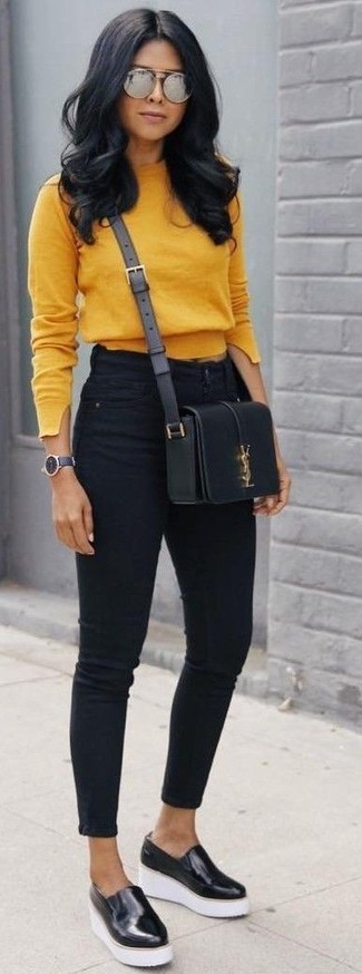 Schwarze plateau Slippers kombinieren – 30 Damen Outfits: Tragen Sie einen rotbraunen kurzen Pullover und schwarzen enge Jeans, um einen stilsicheren Freizeit-Look zu erzeugen. Fühlen Sie sich mutig? Wählen Sie schwarzen plateau Slippers.