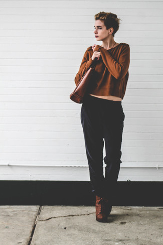 Rotbraune Shopper Tasche aus Leder kombinieren – 365 Damen Outfits: Um einen legeren Look zu erzielen, sind ein brauner kurzer Pullover und eine rotbraune Shopper Tasche aus Leder ganz wunderbar geeignet. Fühlen Sie sich ideenreich? Entscheiden Sie sich für braunen Schnürstiefeletten aus Leder.