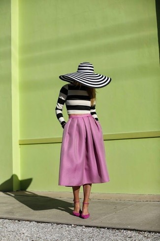 weißer und schwarzer horizontal gestreifter kurzer Pullover, rosa ausgestellter Rock, fuchsia Wildleder Pumps, weißer und schwarzer horizontal gestreifter Hut für Damen