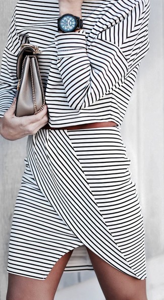 Horizontal gestreiften Rock kombinieren – 12 Casual Damen Outfits: Um einen modernen, entspannten Look zu erhalten, sind ein weißer und schwarzer horizontal gestreifter kurzer Pullover und ein horizontal gestreifter Rock ganz ideal geeignet.