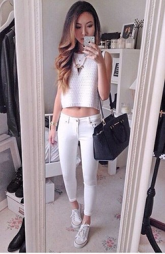 Weiße Jeans kombinieren – 571+ Damen Outfits: Möchten Sie einen harmonischen Freizeit-Look zaubern, ist diese Paarung aus einem weißen kurzem Oberteil aus Häkel und weißen Jeans Ihre Wahl. Wenn Sie nicht durch und durch formal auftreten möchten, wählen Sie weißen niedrige Sneakers.