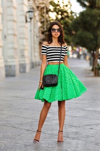Mintgrünen Rock kombinieren – 66 Damen Outfits: Erwägen Sie das Tragen von einem schwarzen und weißen horizontal gestreiften kurzem Oberteil und einem mintgrünen Rock für einen mühelosen Alltags-Look. Schwarze Leder Sandaletten sind eine gute Wahl, um dieses Outfit zu vervollständigen.