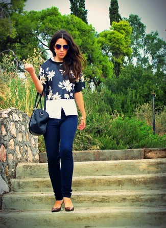 schwarzes und weißes kurzes Oberteil mit Blumenmuster, weißes T-Shirt mit einem V-Ausschnitt, dunkelblaue enge Jeans, dunkelbraune Leder Pumps für Damen