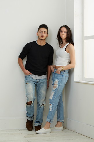 hellblaue Boyfriend Jeans mit Destroyed-Effekten von R13