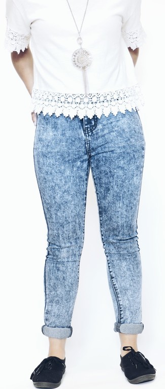 weißes kurzes Oberteil aus Häkel, blaue enge Jeans, schwarze Leinenschuhe, transparenter Anhänger für Damen