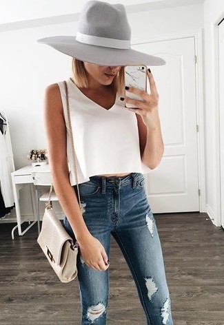 Dunkelgrauen Hut kombinieren – 8 Casual Sommer Damen Outfits: Probieren Sie die Kombi aus einem weißen kurzem Oberteil und einem dunkelgrauen Hut für ein bequemes Freizeit-Outfit. Das Outfit ist einfach mega und passt super zum Sommer.