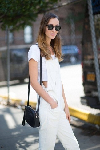 Weiße Latzhose kombinieren – 13 Damen Outfits: Um einen stilsicheren Casual-Look zu erhalten, kombinieren Sie ein weißes kurzes Oberteil mit einer weißen Latzhose.