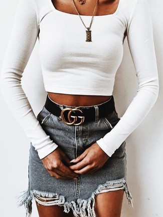Grauen Jeans Minirock kombinieren – 6 Damen Outfits: Kombinieren Sie ein weißes kurzes Oberteil mit einem grauen Jeans Minirock, um einen coolen ultralässigen Trend-Look zu erzeugen.