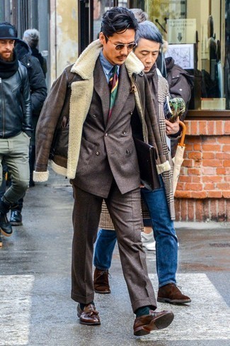 Mintgrüne Krawatte kombinieren – 125 Herren Outfits: Geben Sie den bestmöglichen Look ab in einer dunkelbraunen Lammfelljacke und einer mintgrünen Krawatte. Dieses Outfit passt hervorragend zusammen mit braunen Leder Slippern mit Quasten.