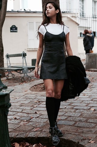 Lammfelljacke kombinieren – 111 Smart-Casual Damen Outfits: Probieren Sie diese Kombination aus einer Lammfelljacke und einem schwarzen Camisole-Kleid aus Leder, um eine gemütliche Atmosphäre zu verleihen. Schwarze Leder Stiefeletten mit Ausschnitten sind eine kluge Wahl, um dieses Outfit zu vervollständigen.