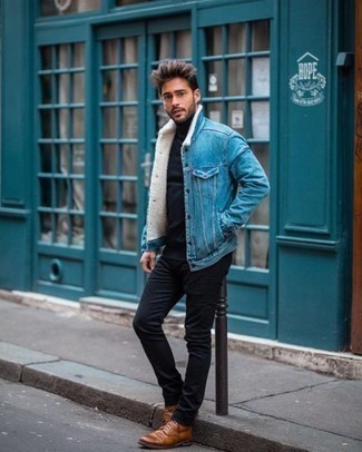 Schwarze Jeans kombinieren – 1200+ Frühling Herren Outfits: Erwägen Sie das Tragen von einer hellblauen Jeanslammfelljacke und schwarzen Jeans, um mühelos alles zu meistern, was auch immer der Tag bringen mag. Entscheiden Sie sich für eine braune Lederfreizeitstiefel, um Ihr Modebewusstsein zu zeigen. Ein cooler Look für die Übergangszeit.