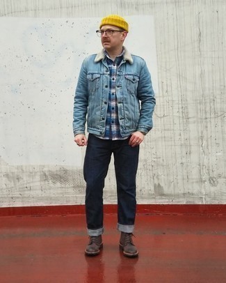 Hellblaue Jeanslammfelljacke kombinieren – 50 Herren Outfits: Kombinieren Sie eine hellblaue Jeanslammfelljacke mit dunkelblauen Jeans für ein großartiges Wochenend-Outfit. Eine dunkelbraune Lederfreizeitstiefel putzen umgehend selbst den bequemsten Look heraus.
