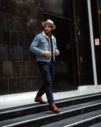 Hellblaue Jeanslammfelljacke kombinieren – 50 Herren Outfits: Tragen Sie eine hellblaue Jeanslammfelljacke und eine dunkelblaue Chinohose für ein großartiges Wochenend-Outfit. Eine rotbraune Lederfreizeitstiefel sind eine perfekte Wahl, um dieses Outfit zu vervollständigen.