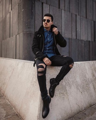 Welche enge Jeans mit schwarzer Lammfelljacke zu tragen – 58 Herren Outfits kühl Wetter: Eine schwarze Lammfelljacke und enge Jeans sind eine kluge Outfit-Formel für Ihre Sammlung. Setzen Sie bei den Schuhen auf die klassische Variante mit schwarzen Chelsea Boots aus Leder.