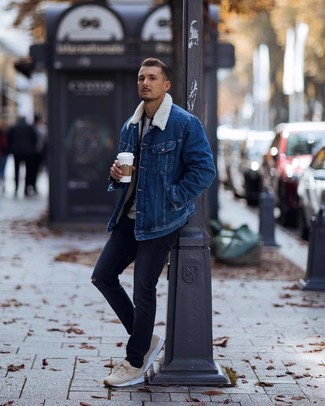 Lässige kalt Wetter Outfits Herren 2024: Vereinigen Sie eine blaue Jeanslammfelljacke mit dunkelblauen Jeans mit Destroyed-Effekten für einen entspannten Wochenend-Look. Fühlen Sie sich ideenreich? Vervollständigen Sie Ihr Outfit mit beige Sportschuhen.
