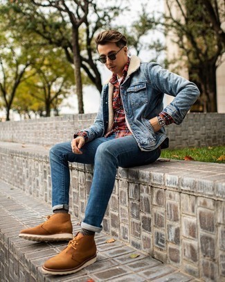 Braune Chukka-Stiefel aus Wildleder kombinieren – 500+ Herren Outfits: Kombinieren Sie eine hellblaue Lammfelljacke mit blauen Jeans, um einen lockeren, aber dennoch stylischen Look zu erhalten. Komplettieren Sie Ihr Outfit mit braunen Chukka-Stiefeln aus Wildleder.