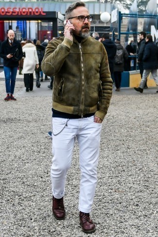 Lammfelljacke kombinieren – 500+ Herren Outfits: Erwägen Sie das Tragen von einer Lammfelljacke und weißen Jeans für einen bequemen Alltags-Look. Entscheiden Sie sich für dunkelroten Leder Derby Schuhe, um Ihr Modebewusstsein zu zeigen.