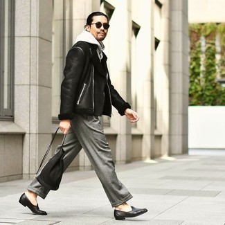 kühl Wetter Outfits Herren 2024: Kombinieren Sie eine schwarze Lammfelljacke mit einer grauen Wollchinohose, um einen lockeren, aber dennoch stylischen Look zu erhalten. Fügen Sie schwarzen Leder Slipper für ein unmittelbares Style-Upgrade zu Ihrem Look hinzu.