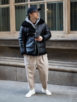 Grauen Pullover mit einem Kapuze kombinieren – 500+ Herren Outfits: Entscheiden Sie sich für einen grauen Pullover mit einem Kapuze und eine hellbeige Chinohose, um mühelos alles zu meistern, was auch immer der Tag bringen mag. Fühlen Sie sich ideenreich? Komplettieren Sie Ihr Outfit mit weißen hohen Sneakers aus Segeltuch.