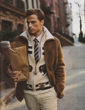30 Jährige: Chinohose kombinieren – 228 Winter Herren Outfits: Kombinieren Sie eine braune Lammfelljacke mit einer Chinohose für einen bequemen Alltags-Look. Ein schönes Winter-Outfit.
