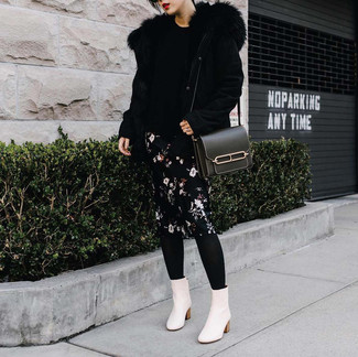Schwarze Wollstrumpfhose kombinieren – 311 Damen Outfits: Um einen lässigen Look zu erzeugen, sind eine schwarze Lammfelljacke und eine schwarze Wollstrumpfhose ganz perfekt geeignet. Weiße Leder Stiefeletten sind eine großartige Wahl, um dieses Outfit zu vervollständigen.