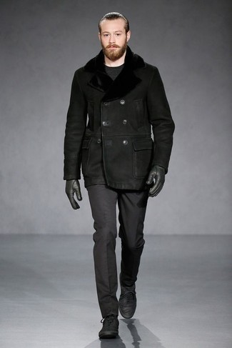 schwarzer Pullover mit einem Rundhalsausschnitt von SASQUATCHfabrix.