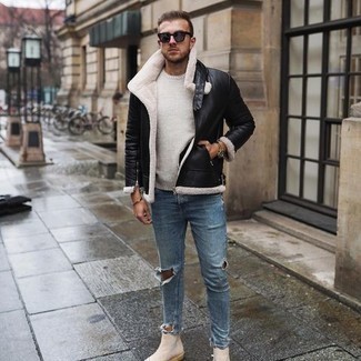 20 Jährige: Welche Jeans mit weißen Pullovers mit einem Rundhalsausschnitt zu tragen – 69 Herren Outfits: Ein weißer Pullover mit einem Rundhalsausschnitt und Jeans sind eine perfekte Outfit-Formel für Ihre Sammlung. Fühlen Sie sich ideenreich? Wählen Sie hellbeige Chelsea Boots aus Wildleder.
