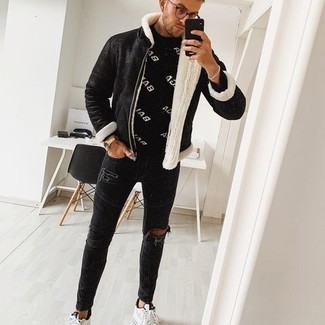schwarze Lammfelljacke, schwarzer und weißer bedruckter Pullover mit einem Rundhalsausschnitt, schwarze enge Jeans mit Destroyed-Effekten, weiße und schwarze Segeltuch niedrige Sneakers für Herren
