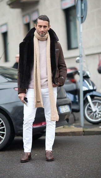 Rotbraune Lammfelljacke kombinieren – 162 Winter Herren Outfits: Kombinieren Sie eine rotbraune Lammfelljacke mit weißen Jeans für ein großartiges Wochenend-Outfit. Entscheiden Sie sich für braunen Leder Slipper, um Ihr Modebewusstsein zu zeigen. Ein insgesamt sehr cooles Winter-Outfit.